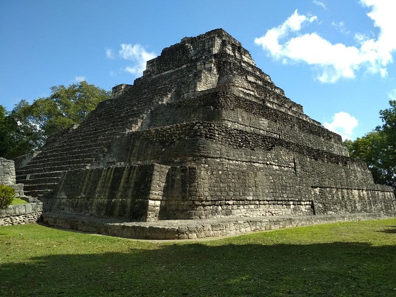 Pirámide maya de Chacchoben vista en ángulo